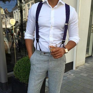 Come indossare e abbinare bretelle per un uomo di 20 anni in estate 2024: Indossa una camicia elegante bianca e bretelle per un'atmosfera casual-cool. Una fantastica scelta per essere più cool e alla moda anche in estate.
