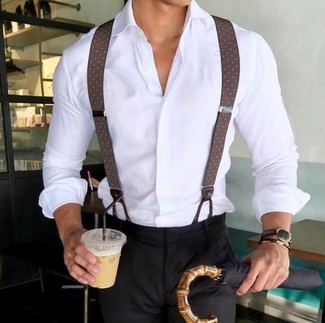Come indossare e abbinare bretelle marroni per un uomo di 20 anni: Punta su una camicia elegante bianca e bretelle marroni per un look perfetto per il weekend.