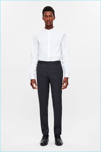 Come indossare e abbinare scarpe derby nere per un uomo di 20 anni in modo formale: Opta per una camicia elegante bianca e pantaloni eleganti neri come un vero gentiluomo. Perché non aggiungere un paio di scarpe derby nere per un tocco più rilassato?