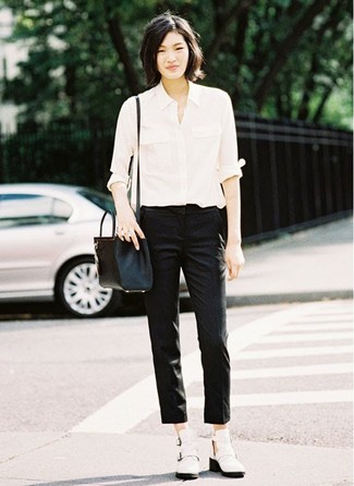 Come indossare e abbinare pantaloni skinny neri: Metti una camicia elegante bianca e pantaloni skinny neri, perfetto per il lavoro. Stivaletti in pelle tagliati bianchi sono una valida scelta per completare il look.