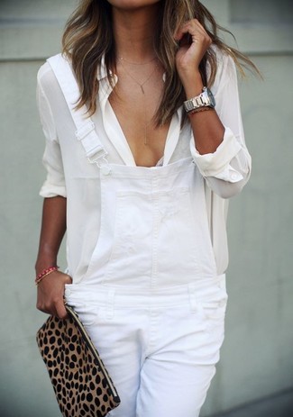 Come indossare e abbinare una pochette marrone chiaro: Punta su una camicia elegante di seta bianca e una pochette marrone chiaro per un look perfetto per il weekend.