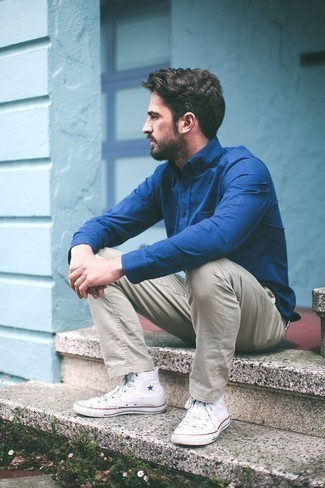 Quale chino indossare con sneakers alte bianche e blu: Metti una camicia elegante blu e chino per creare un look smart casual. Per distinguerti dagli altri, opta per un paio di sneakers alte bianche e blu.