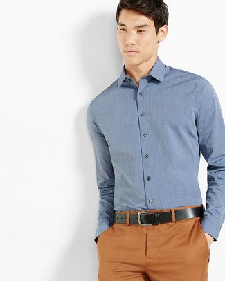 Look alla moda per uomo: Camicia elegante blu, Chino terracotta, Cintura in pelle nera
