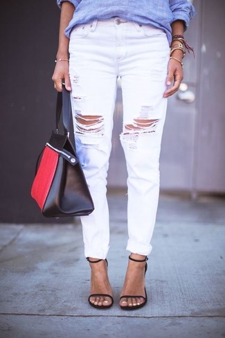 Quale camicia elegante indossare con jeans bianchi in estate 2024: Per un outfit della massima comodità, abbina una camicia elegante con jeans bianchi. Sandali con tacco in pelle neri sono una gradevolissima scelta per completare il look. Una magnifica scelta per essere cool e assolutamente alla moda anche in estate.