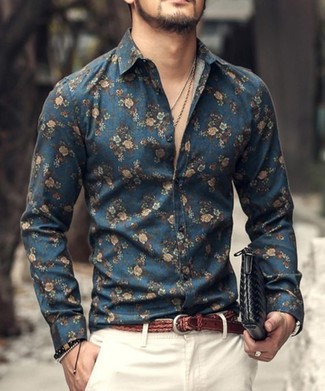 Come indossare e abbinare una camicia elegante a fiori blu scuro per un uomo di 20 anni in modo smart-casual: Combina una camicia elegante a fiori blu scuro con chino bianchi per un drink dopo il lavoro.