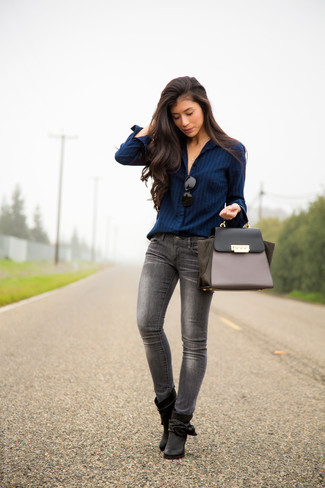 Quale jeans aderenti indossare con una camicia elegante blu scuro in autunno 2024 in modo formale: Scegli una camicia elegante blu scuro e jeans aderenti per vestirti casual. Rifinisci questo look con un paio di stivaletti in pelle neri. È buona idea per un look autunnale!