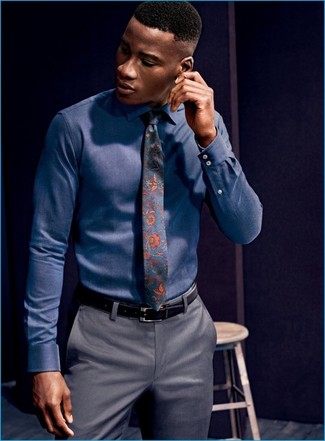 Look alla moda per uomo: Camicia elegante blu scuro, Pantaloni eleganti grigi, Cravatta a fiori blu scuro, Cintura in pelle nera