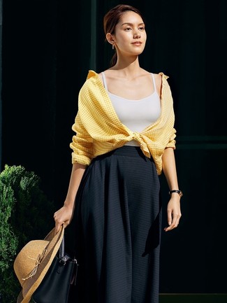 Come indossare e abbinare un borsalino di paglia marrone chiaro: Una camicia elegante a quadretti gialla e un borsalino di paglia marrone chiaro sono una combinazione perfetta da usare nel weekend.
