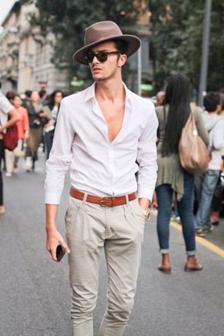 Come indossare e abbinare un borsalino marrone scuro in modo smart-casual: Una camicia elegante bianca e un borsalino marrone scuro sono l'outfit perfetto per le giornate di relax.