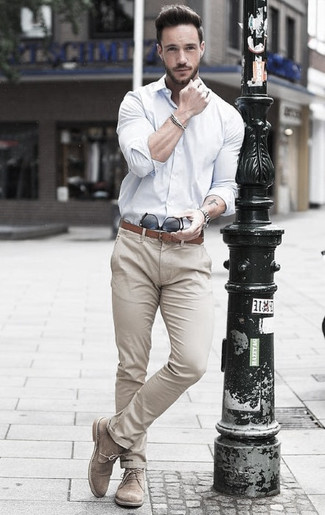 Quale chino indossare con chukka beige in modo smart-casual: Prova a combinare una camicia elegante bianca con chino per creare un look smart casual. Perché non aggiungere un paio di chukka beige per un tocco più rilassato?
