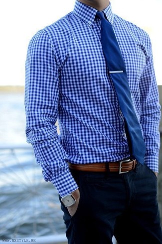 Come indossare e abbinare una camicia elegante a quadretti blu: Abbina una camicia elegante a quadretti blu con chino blu scuro per un look elegante ma non troppo appariscente.