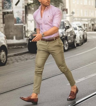 Look alla moda per uomo: Camicia elegante a righe verticali rosa, Chino marrone chiaro, Mocassini eleganti in pelle marroni, Cintura in pelle marrone