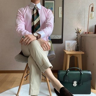 Come indossare e abbinare una camicia elegante rosa con chino beige: Opta per una camicia elegante rosa e chino beige, perfetto per il lavoro. Aggiungi un paio di mocassini eleganti in pelle scamosciata marrone scuro al tuo look per migliorare all'istante il tuo stile.