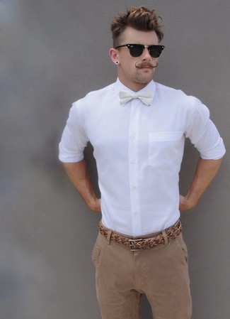 Look alla moda per uomo: Camicia elegante bianca, Chino marrone chiaro, Papillon bianco, Cintura in pelle tessuta marrone chiaro
