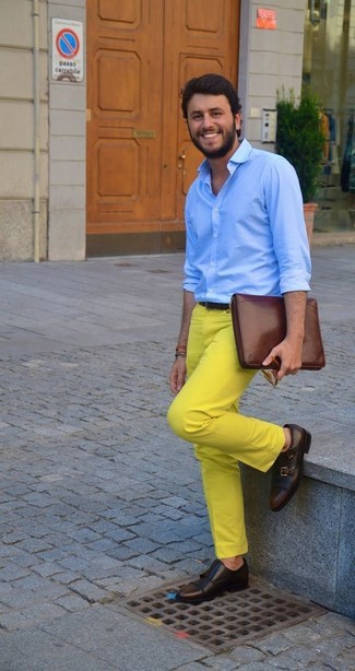Come indossare e abbinare pantaloni gialli per un uomo di 30 anni: Combina una camicia elegante azzurra con pantaloni gialli per un look da sfoggiare sul lavoro. Sfodera il gusto per le calzature di lusso e prova con un paio di scarpe double monk in pelle marrone scuro.
