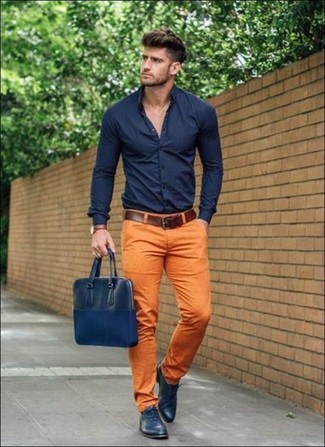 Come indossare e abbinare pantaloni arancioni: Combina una camicia elegante blu scuro con pantaloni arancioni per creare un look smart casual. Calza un paio di scarpe oxford in pelle blu scuro per un tocco virile.
