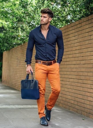 Look alla moda per uomo: Camicia elegante blu scuro, Chino arancioni, Scarpe oxford in pelle blu scuro, Ventiquattrore in pelle blu scuro
