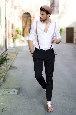 Look alla moda per uomo: Camicia elegante bianca, Chino neri, Sneakers basse in pelle marrone chiaro, Bretelle marrone chiaro