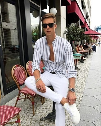 Quale chino indossare con una camicia elegante bianca e melanzana per un uomo di 20 anni: Indossa una camicia elegante bianca e melanzana con chino per un look davvero alla moda. Se non vuoi essere troppo formale, scegli un paio di sneakers basse in pelle bianche.