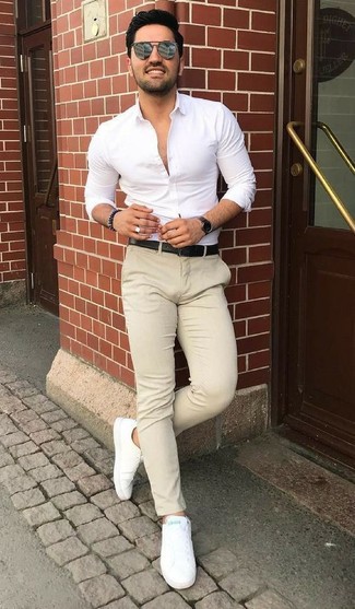 Look alla moda per uomo: Camicia elegante bianca, Chino beige, Sneakers basse in pelle bianche, Cintura in pelle nera