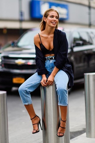 Come indossare e abbinare una camicetta per una donna di 20 anni in modo smart-casual: Prova ad abbinare una camicetta con jeans azzurri per affrontare con facilità la tua giornata. Sandali con tacco in pelle neri sono una buona scelta per completare il look.