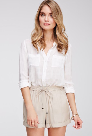 Come indossare e abbinare una camicia elegante bianca per una donna di 30 anni in modo formale: Abbinare una camicia elegante bianca con pantaloncini beige è una comoda opzione per fare commissioni in città.