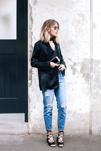 Quale sandali con tacco indossare con jeans blu scuro: Potresti combinare una camicia elegante di seta nera con jeans blu scuro per un look raffinato per il tempo libero. Sandali con tacco sono una gradevolissima scelta per completare il look.