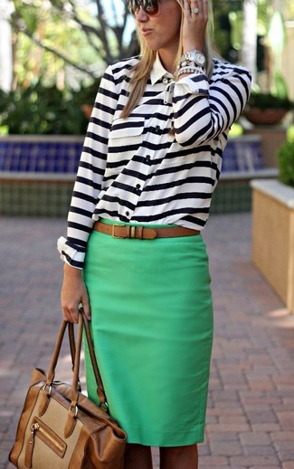 Come indossare e abbinare una camicia elegante per una donna di 30 anni in modo formale: Prova a combinare una camicia elegante con una gonna a tubino verde per un look semplice ed elegante.