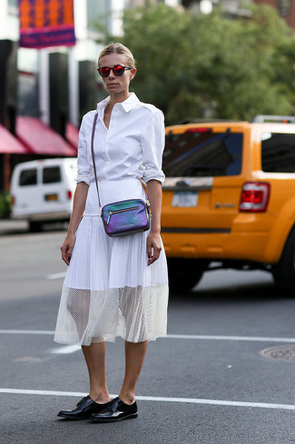Come indossare e abbinare una borsa viola chiaro per una donna di 30 anni: Combina una camicia elegante bianca con una borsa viola chiaro per un look spensierato e alla moda. Per un look più rilassato, indossa un paio di scarpe derby in pelle nere.