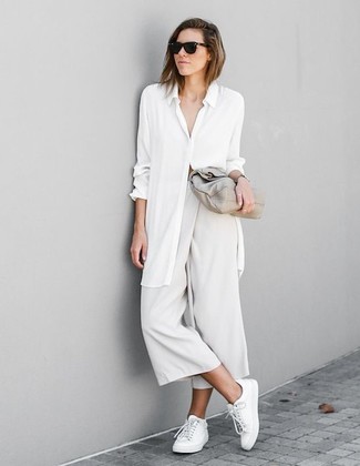 Come indossare e abbinare una camicia elegante bianca: Scegli una camicia elegante bianca e una gonna pantalone bianca per essere casual. Calza un paio di sneakers basse bianche per avere un aspetto più rilassato.