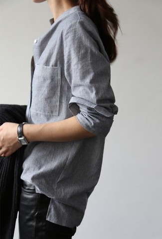Come indossare e abbinare una camicia grigia: Mostra il tuo stile in una camicia grigia con pantaloni skinny in pelle neri per sentirti sicura e alla moda.