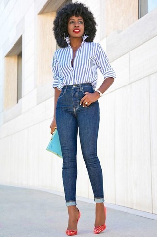 Look alla moda per donna: Camicia elegante a righe verticali bianca e blu, Jeans aderenti blu, Décolleté in pelle rossi, Pochette acqua
