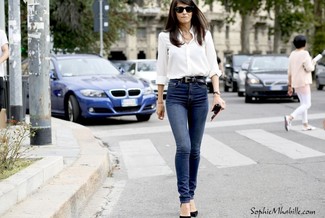 Quale jeans indossare con una camicia elegante bianca e blu scuro per una donna di 30 anni: Mostra il tuo stile in una camicia elegante bianca e blu scuro con jeans per vestirti casual. Completa questo look con un paio di décolleté in pelle neri.