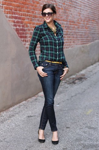 Quale jeans aderenti indossare con una camicia elegante blu scuro e verde in modo formale: Prova a combinare una camicia elegante blu scuro e verde con jeans aderenti per vestirti casual. Décolleté in pelle scamosciata neri sono una splendida scelta per completare il look.
