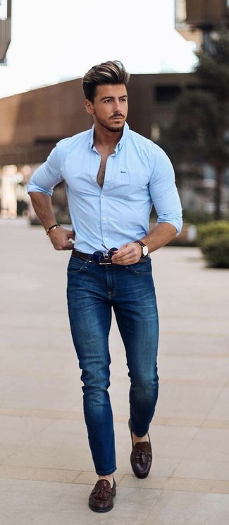 Look alla moda per uomo: Camicia elegante azzurra, Jeans aderenti blu, Mocassini con nappine in pelle marrone scuro, Cintura in pelle marrone scuro