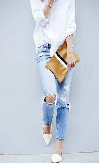 Come indossare e abbinare scarpe basse bianche in modo smart-casual: Abbina una camicia elegante bianca con jeans aderenti strappati azzurri per un look raffinato per il tempo libero. Rifinisci questo look con un paio di scarpe basse bianche.