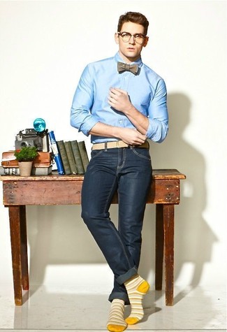 Come indossare e abbinare calzini senapi: Per un outfit della massima comodità, combina una camicia elegante azzurra con calzini senapi.
