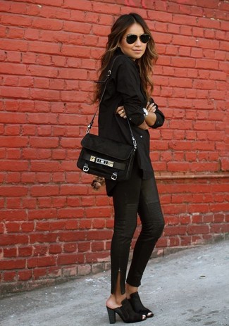 Look alla moda per donna: Camicia elegante nera, Jeans aderenti in pelle neri, Sabot in pelle scamosciata neri, Borsa a tracolla in pelle scamosciata nera