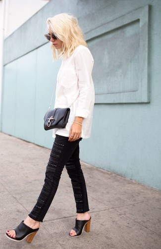 Come indossare e abbinare sabot: Opta per una camicia elegante bianca e jeans aderenti decorati neri per vestirti casual. Perché non aggiungere un paio di sabot per un tocco di stile in più?