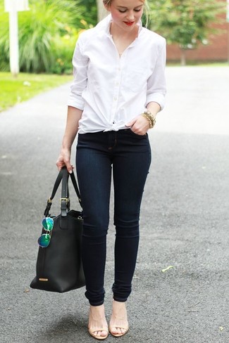 Come indossare e abbinare sandali beige: Combina una camicia elegante bianca con jeans aderenti blu scuro per essere trendy e seducente. Per distinguerti dagli altri, mettiti un paio di sandali beige.
