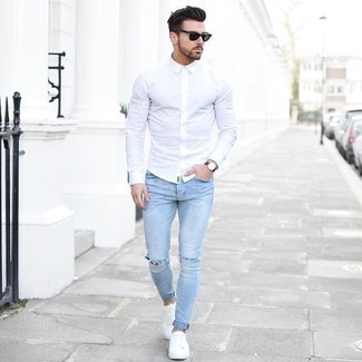 Come indossare e abbinare jeans aderenti strappati azzurri per un uomo di 30 anni: Indossa una camicia elegante bianca con jeans aderenti strappati azzurri per vestirti casual. Calza un paio di scarpe da ginnastica di tela bianche per un tocco virile.