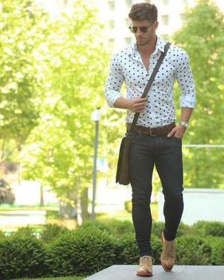 Quale scarpe oxford indossare con una camicia elegante bianca in modo smart-casual: Combina una camicia elegante bianca con jeans aderenti neri per un look raffinato per il tempo libero. Sfodera il gusto per le calzature di lusso e scegli un paio di scarpe oxford come calzature.