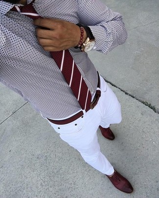 Look alla moda per uomo: Camicia elegante stampata bordeaux, Jeans aderenti bianchi, Scarpe oxford in pelle bordeaux, Cravatta a righe verticali bordeaux