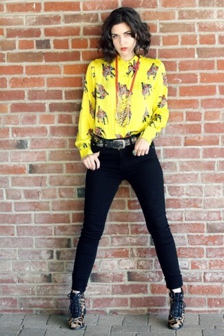 Look alla moda per donna: Camicia elegante stampata gialla, Jeans aderenti neri, Stivaletti con lacci in cavallino leopardati marrone chiaro, Cintura nera