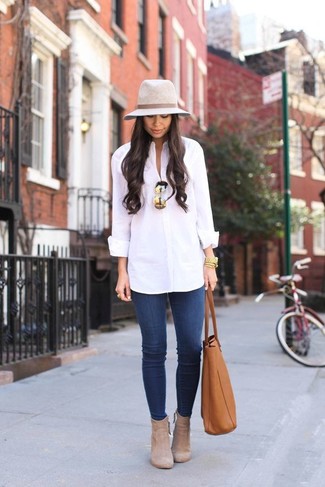 Come indossare e abbinare jeans aderenti: Vestiti con una camicia elegante bianca e jeans aderenti e sarai un vero sballo. Stivaletti in pelle scamosciata beige sono una valida scelta per completare il look.
