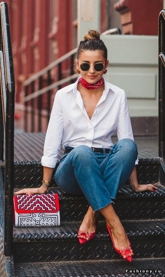 Trend da donna 2021: Metti una camicia elegante bianca e jeans blu per un look raffinato ma semplice. Se non vuoi essere troppo formale, opta per un paio di ballerine di raso decorate rosse.