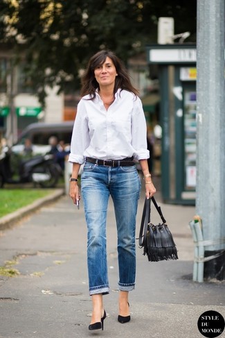 Quale jeans indossare con una camicia elegante bianca e blu scuro: Punta su una camicia elegante bianca e blu scuro e jeans per vestirti casual. Questo outfit si abbina perfettamente a un paio di décolleté in pelle scamosciata neri.