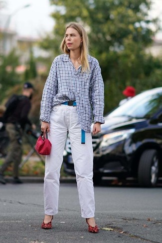 Look alla moda per donna: Camicia elegante a quadretti azzurra, Jeans bianchi, Décolleté in pelle scamosciata leopardati rossi, Pochette rossa