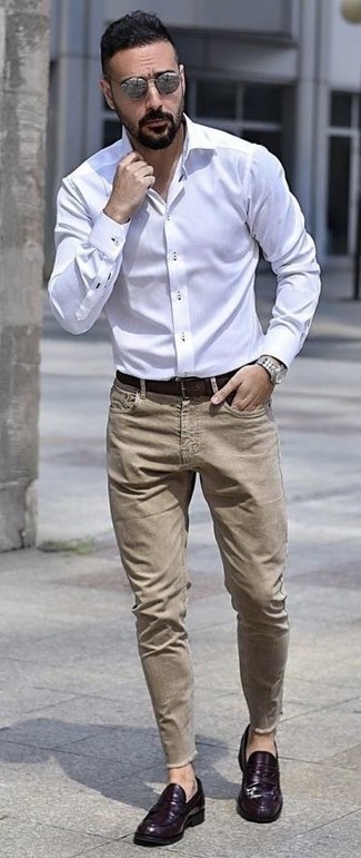 Come indossare e abbinare jeans marrone chiaro: Scegli un outfit composto da una camicia elegante bianca e jeans marrone chiaro per un look elegante ma non troppo appariscente. Calza un paio di mocassini eleganti in pelle viola per un tocco virile.