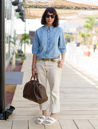 Look alla moda per donna: Camicia elegante in chambray azzurra, Jeans beige, Sandali piatti in pelle bianchi, Borsone in pelle stampato marrone scuro